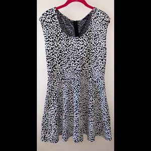 Guess L - white and black leopard print dress